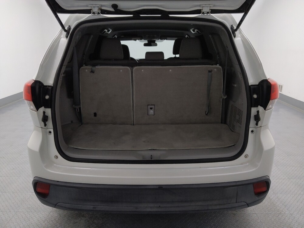 2019 Toyota Highlander in Gladstone, MO 64118 - 18122004 29