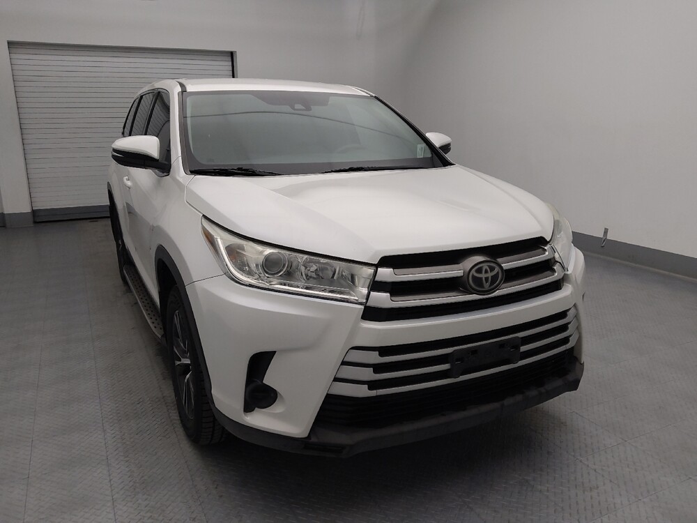 2019 Toyota Highlander in Gladstone, MO 64118 - 18122004 14