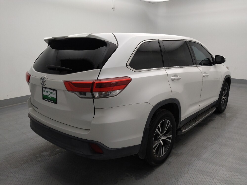2019 Toyota Highlander in Gladstone, MO 64118 - 18122004 9