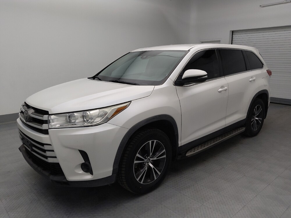 2019 Toyota Highlander in Gladstone, MO 64118 - 18122004 2
