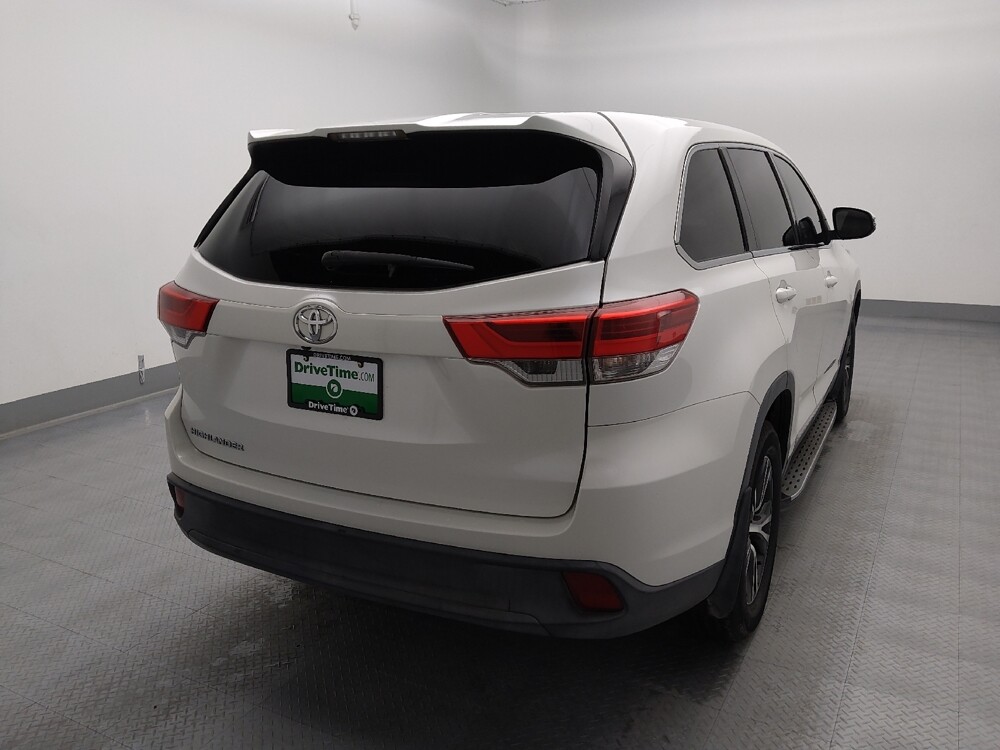 2019 Toyota Highlander in Gladstone, MO 64118 - 18122004 7