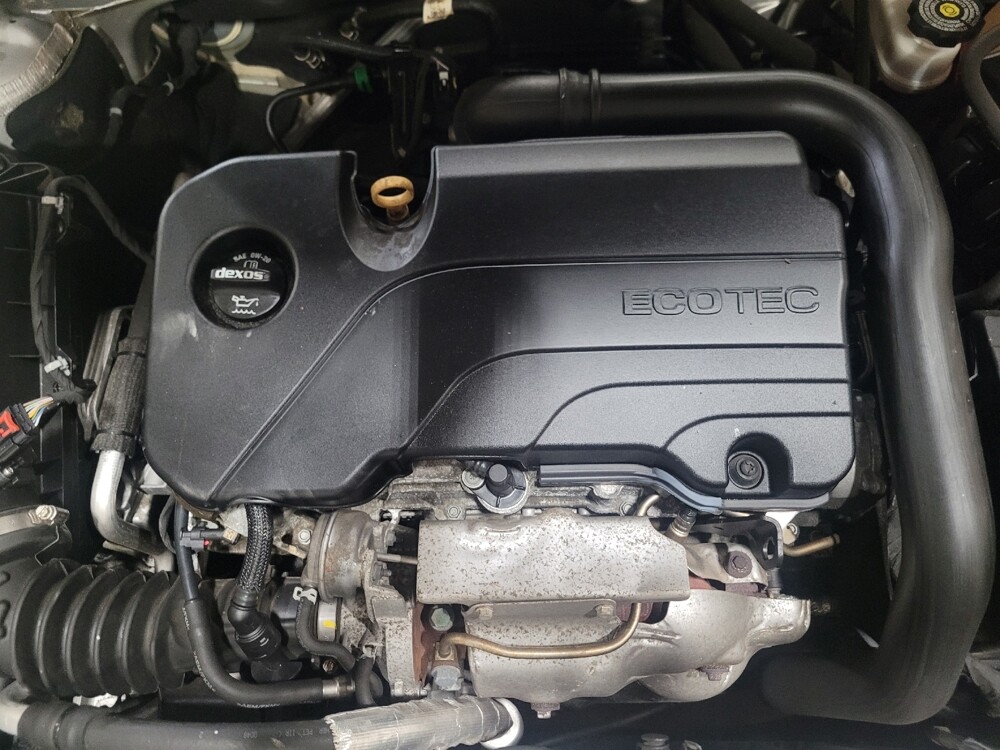 2018 Chevrolet Malibu in Owings Mills, MD 21117 - 18122135 30