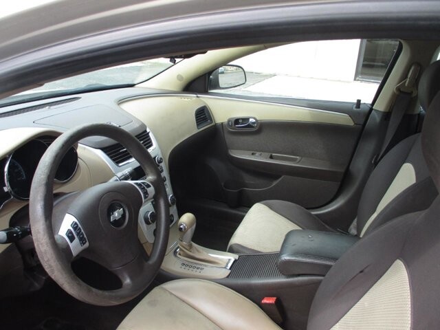 2010 Chevrolet Malibu in Oak Grove, MO 64075 - 18122375 9