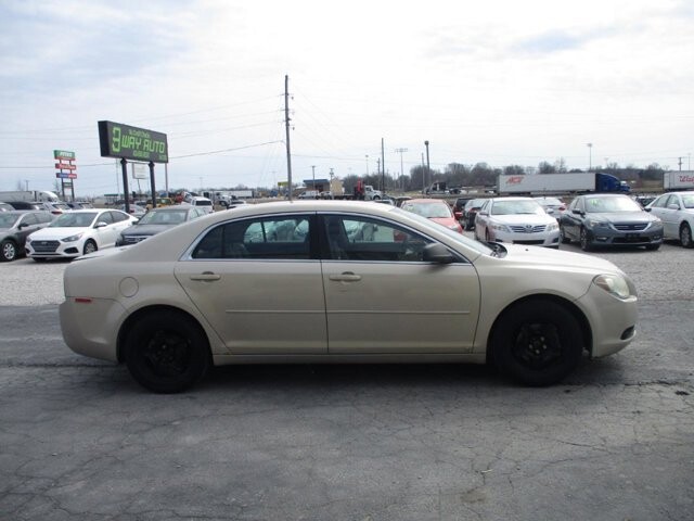 2010 Chevrolet Malibu in Oak Grove, MO 64075 - 18122375 4