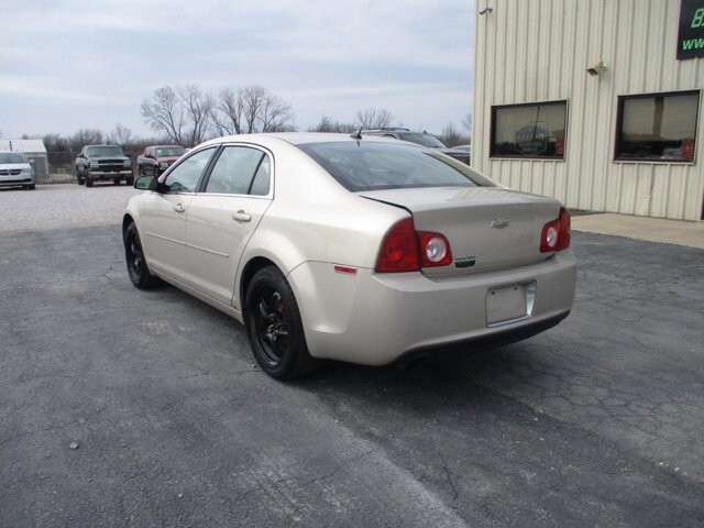2010 Chevrolet Malibu in Oak Grove, MO 64075 - 18122375 7