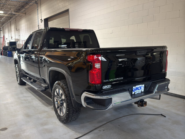 2021 Chevrolet Silverado 2500 in Burlington, WI 53105 - 18122406 3