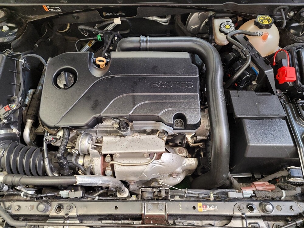 2020 Chevrolet Malibu in Columbus, OH 43228 - 18122600 30