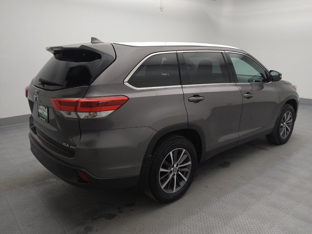 2019 Toyota Highlander in Independence, MO 64055 - 18122676 10