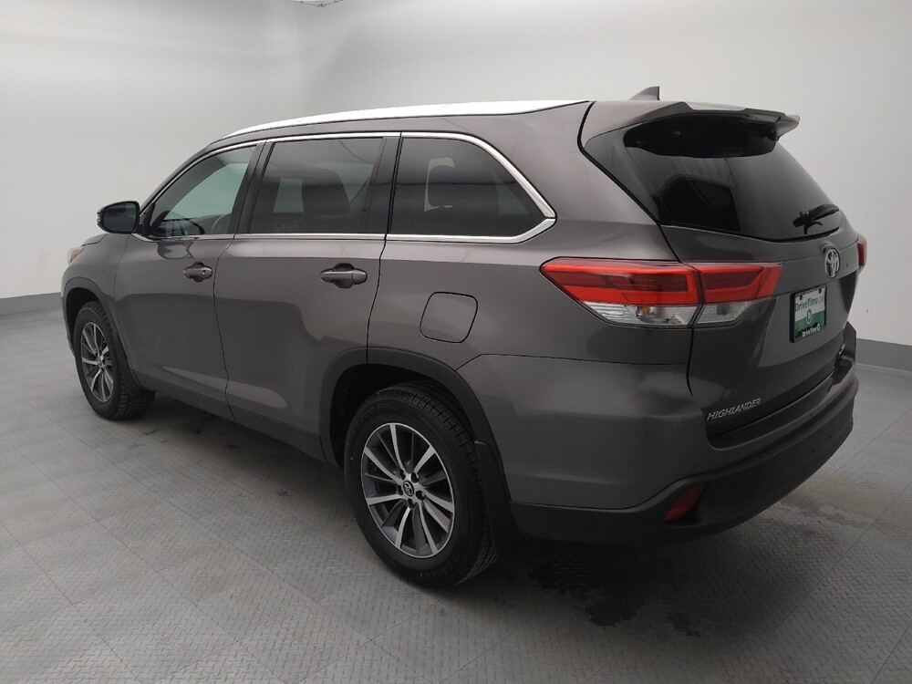 2019 Toyota Highlander in Independence, MO 64055 - 18122676 3