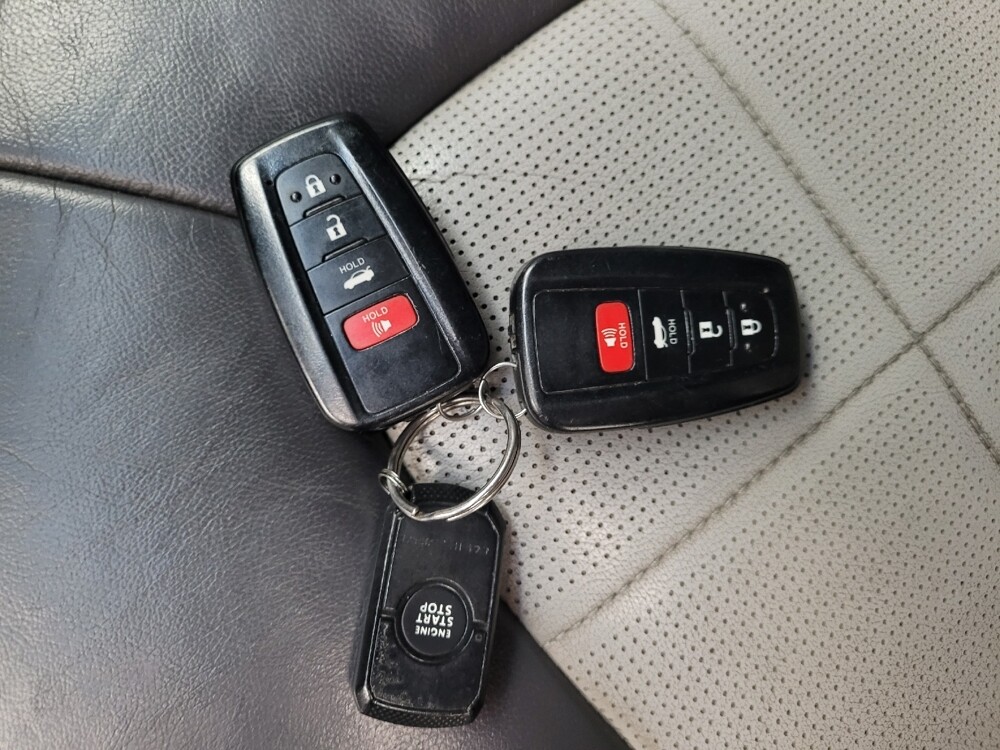 2018 Toyota Camry in Eastpointe, MI 48021 - 18122764 32