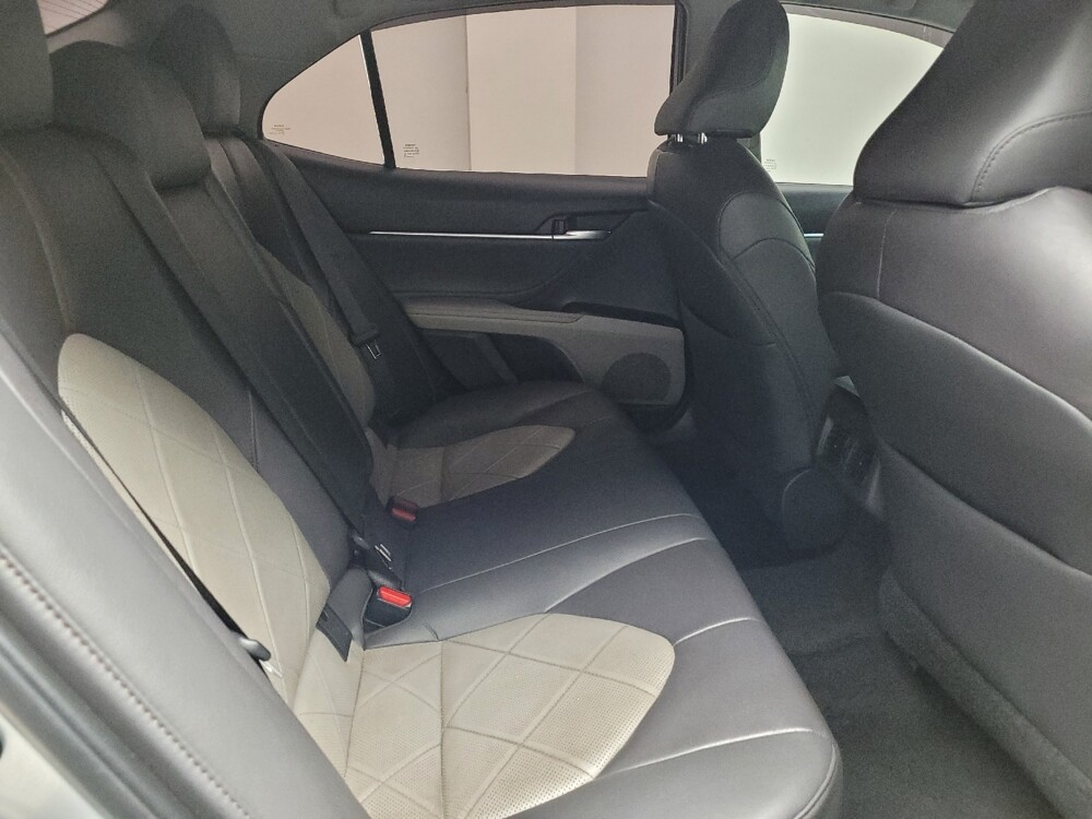 2018 Toyota Camry in Eastpointe, MI 48021 - 18122764 19