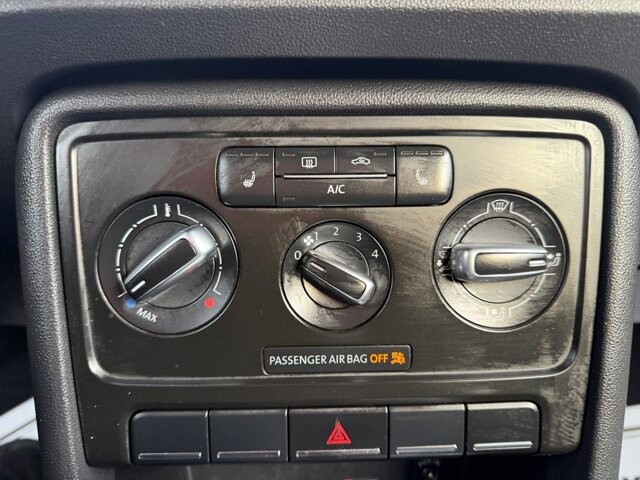 2013 Volkswagen Beetle in Knoxville, TN 37920 - 18122888 23