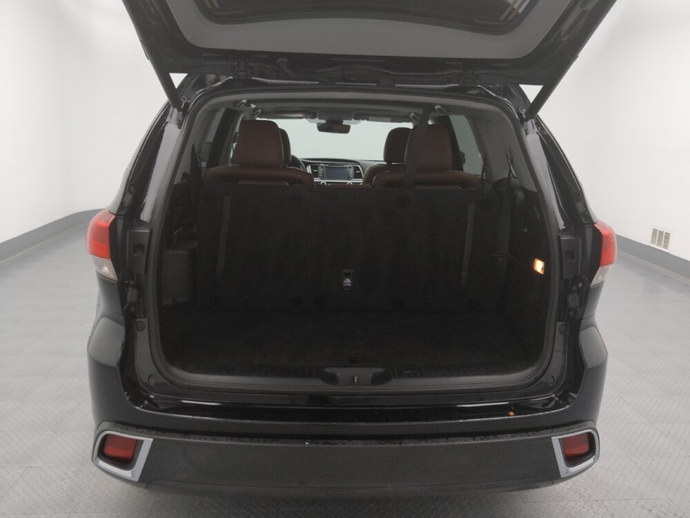 2018 Toyota Highlander in Wichita, KS 67207 - 18122970 29