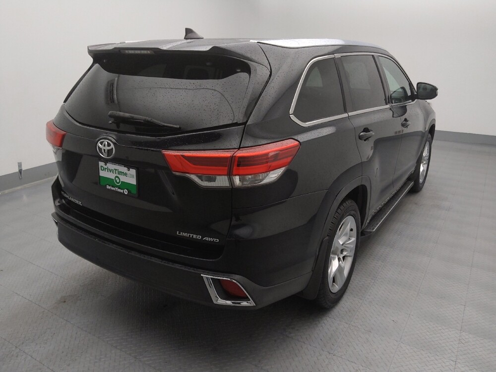 2018 Toyota Highlander in Wichita, KS 67207 - 18122970 7
