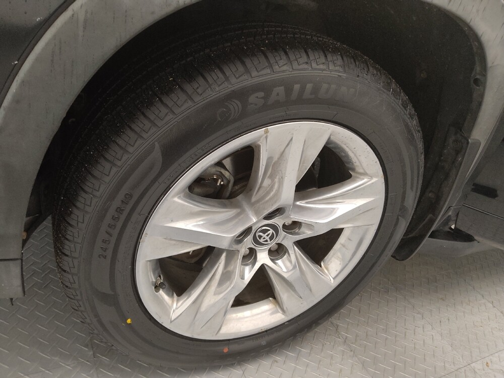 2018 Toyota Highlander in Wichita, KS 67207 - 18122970 31
