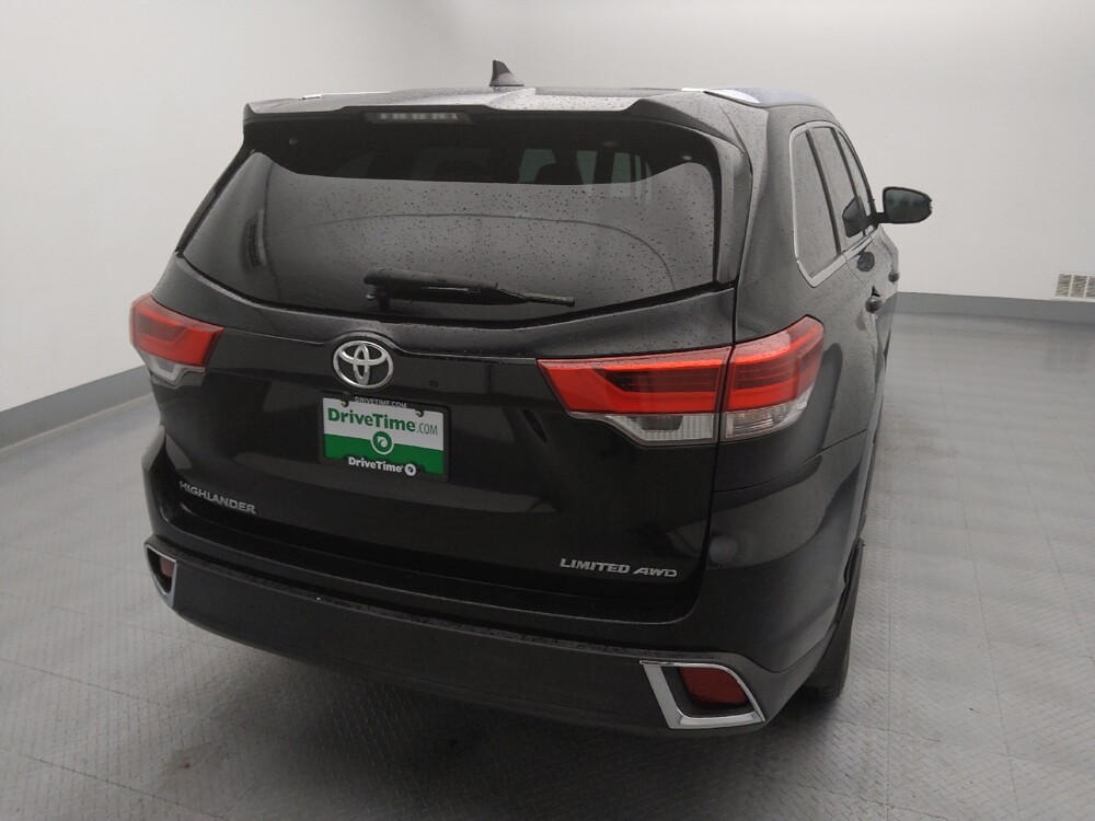 2018 Toyota Highlander in Wichita, KS 67207 - 18122970 6