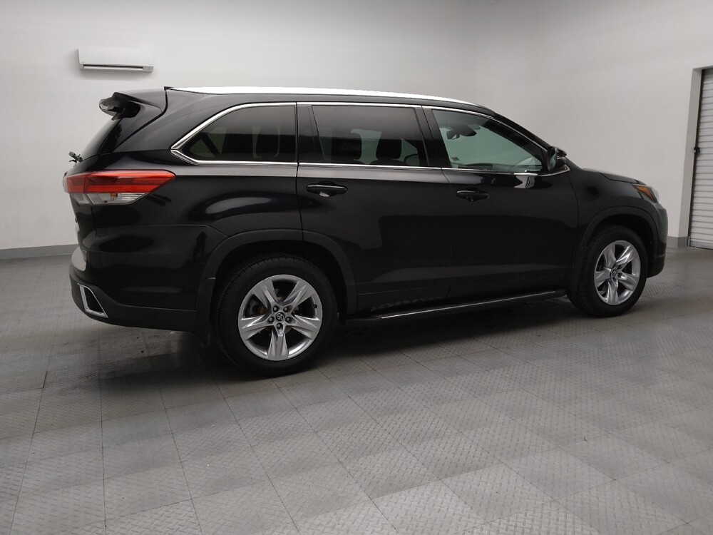 2018 Toyota Highlander in Wichita, KS 67207 - 18122970 10