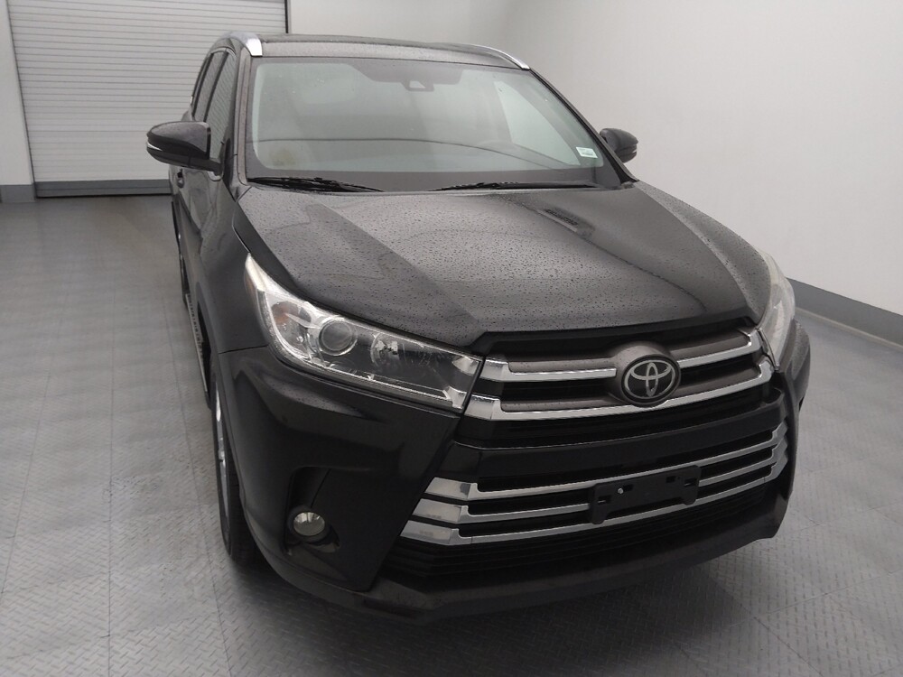 2018 Toyota Highlander in Wichita, KS 67207 - 18122970 14