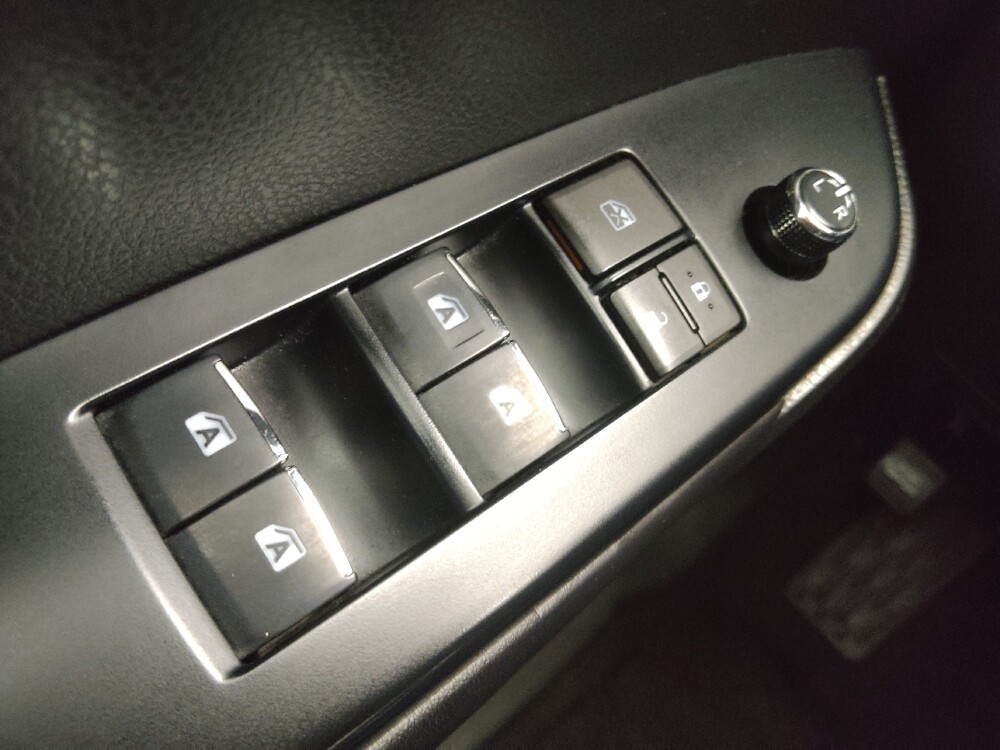 2018 Toyota Highlander in Wichita, KS 67207 - 18122970 27