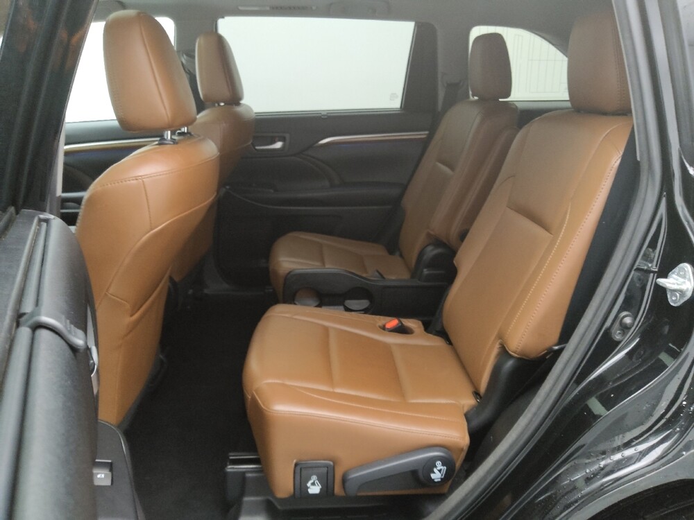 2018 Toyota Highlander in Wichita, KS 67207 - 18122970 18