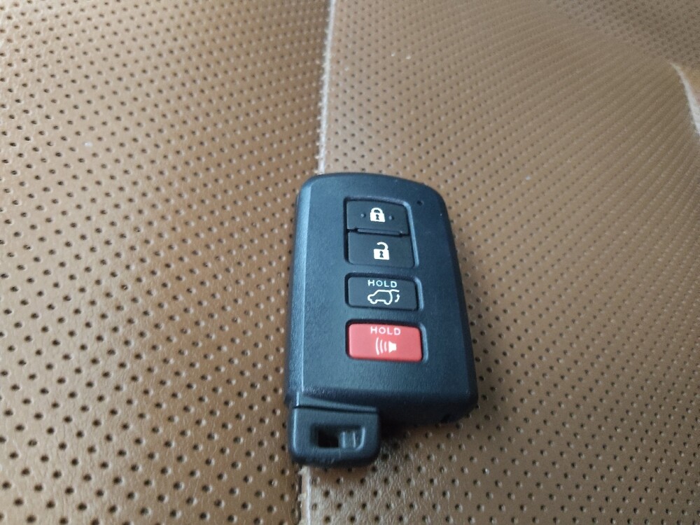 2018 Toyota Highlander in Wichita, KS 67207 - 18122970 32