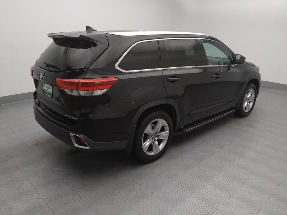 2018 Toyota Highlander in Wichita, KS 67207 - 18122970 9