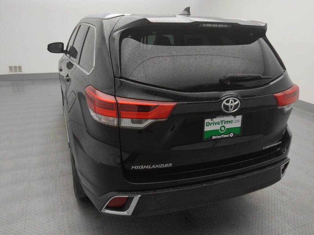 2018 Toyota Highlander in Wichita, KS 67207 - 18122970 5