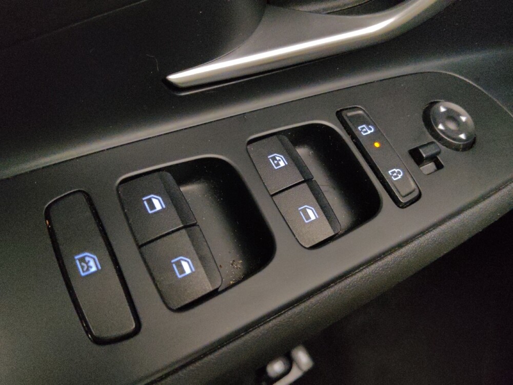 2025 Hyundai Elantra in Lakewood, CO 80215 - 18123083 27