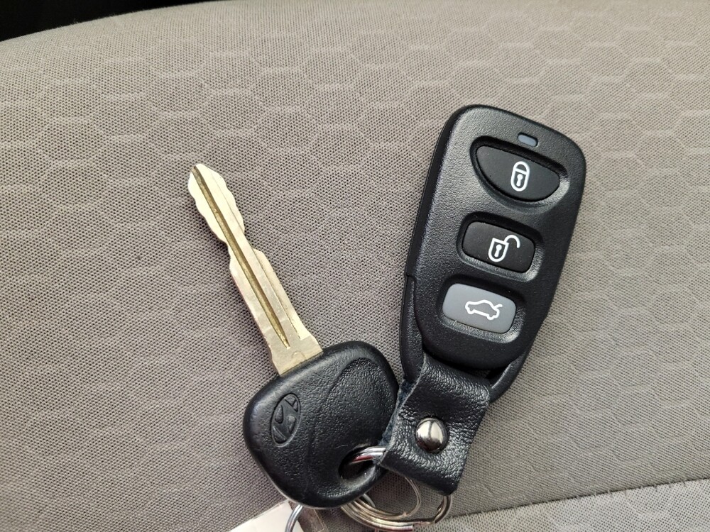 2020 Hyundai Elantra in Maple Heights, OH 44137 - 18123130 32