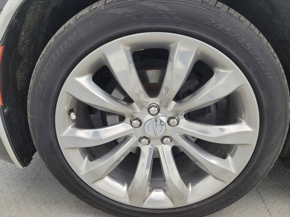 2018 Chrysler 300 in Greenville, SC 29607 - 18123205 31