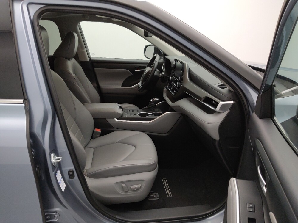 2021 Toyota Highlander in Independence, MO 64055 - 18123207 21