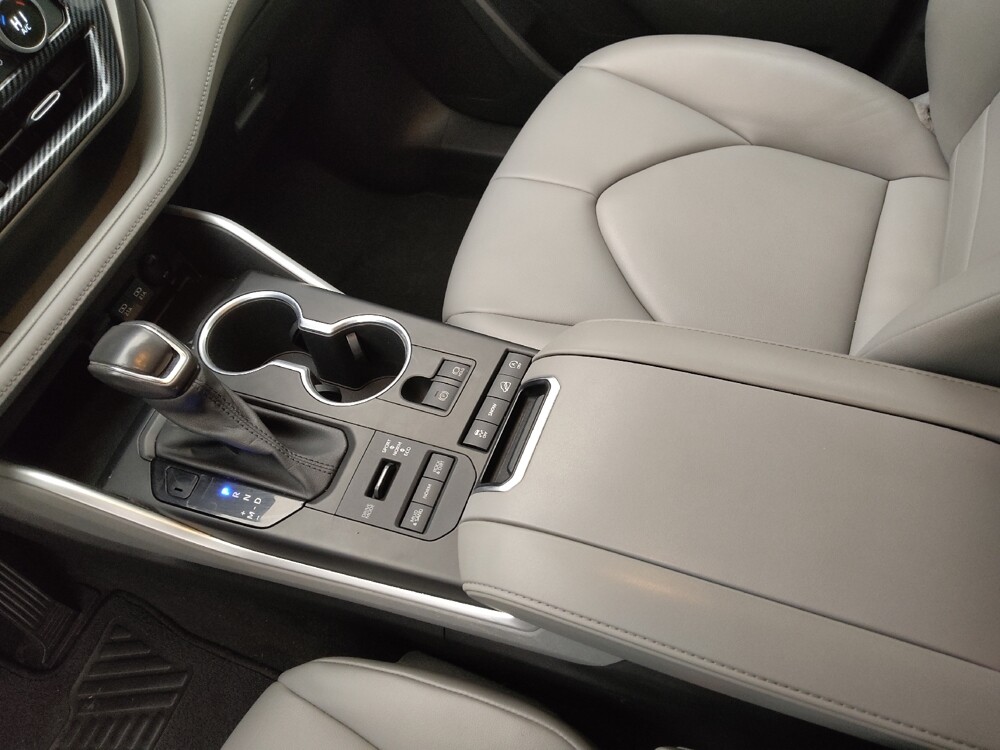 2021 Toyota Highlander in Independence, MO 64055 - 18123207 26