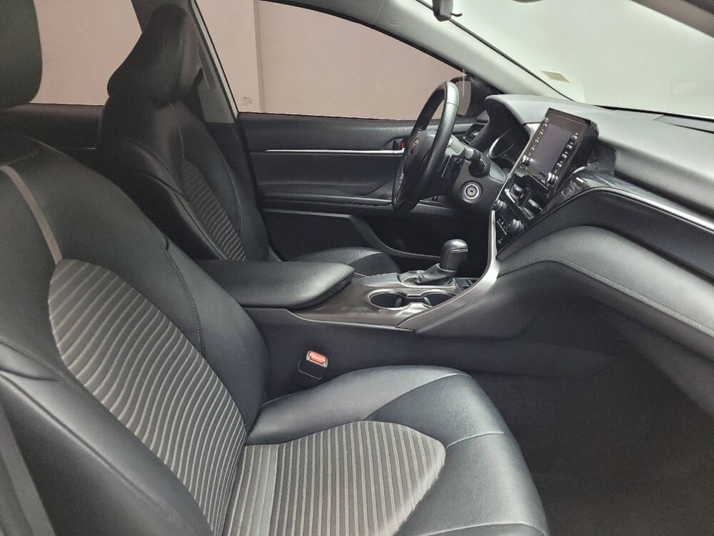 2021 Toyota Camry in Taylor, MI 48180 - 18123332 21