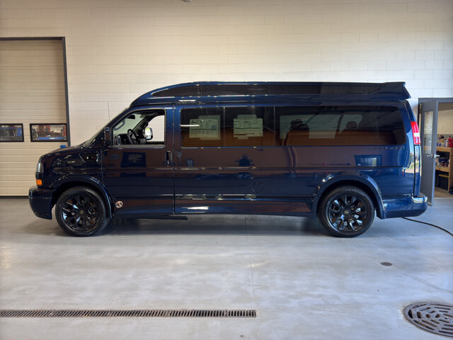 2026 Chevrolet Express 2500 in Burlington, WI 53105 - 18123536 2