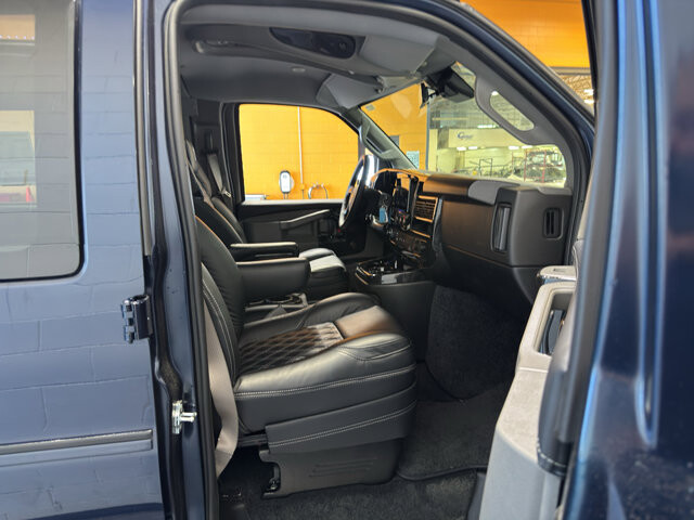 2026 Chevrolet Express 2500 in Burlington, WI 53105 - 18123536 19