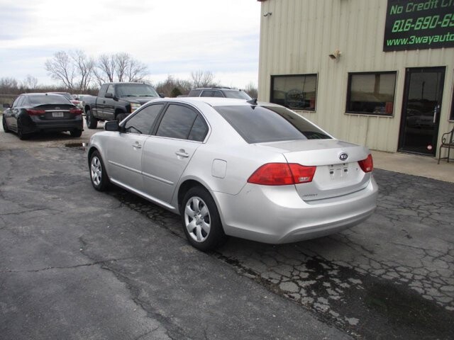 2010 Kia Optima in Oak Grove, MO 64075 - 18123540 7