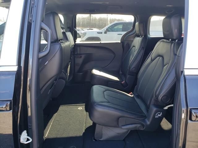 2026 Chrysler Pacifica in Bedford, OH 44146 - 18123544 7