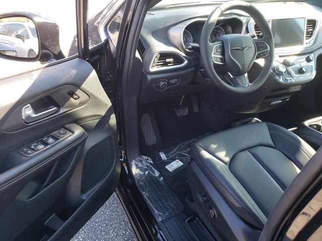 2026 Chrysler Pacifica in Bedford, OH 44146 - 18123544 6