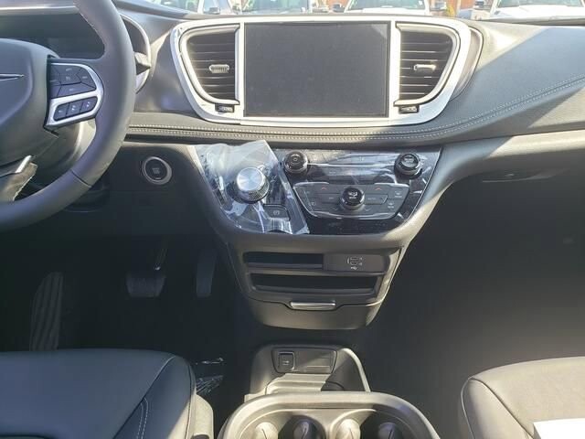 2026 Chrysler Pacifica in Bedford, OH 44146 - 18123544 9