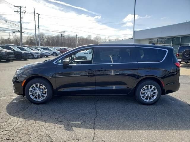 2026 Chrysler Pacifica in Bedford, OH 44146 - 18123547 3