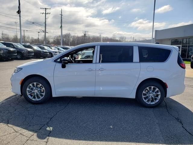 2026 Chrysler Pacifica in Bedford, OH 44146 - 18123551 3