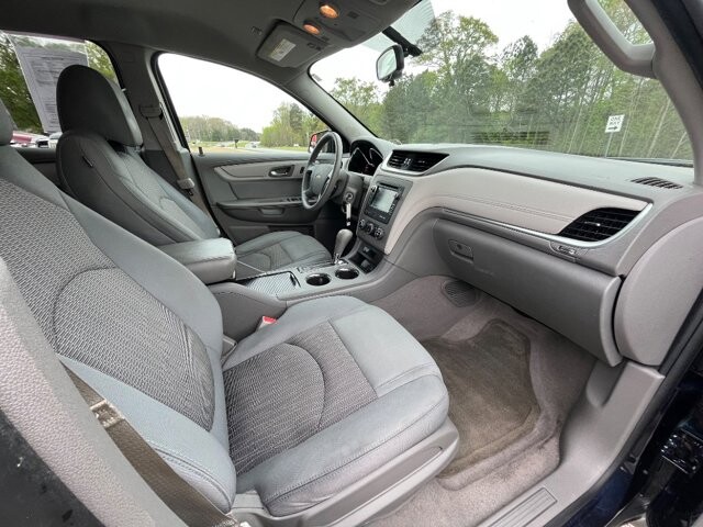 2017 Chevrolet Traverse in Flowery Branch, GA 30542 - 18123590 8