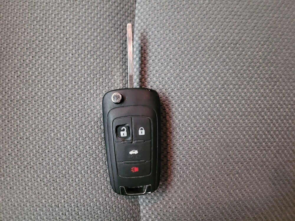 2016 Chevrolet Cruze in Fresno, CA 93726 - 18123637 32