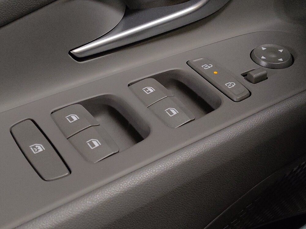 2025 Hyundai Elantra in Orlando, FL 32808 - 18123701 27