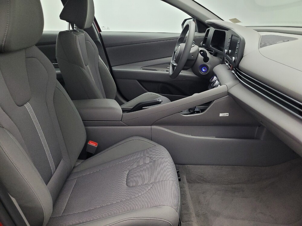 2025 Hyundai Elantra in Orlando, FL 32808 - 18123701 21