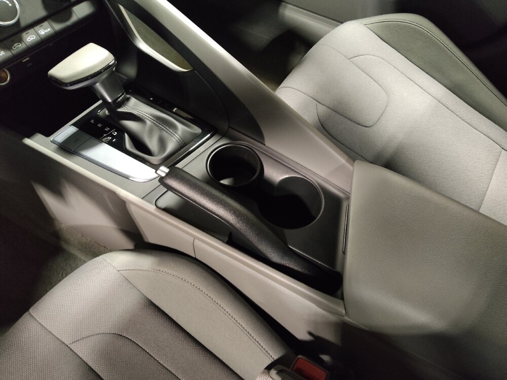 2025 Hyundai Elantra in Orlando, FL 32808 - 18123701 26