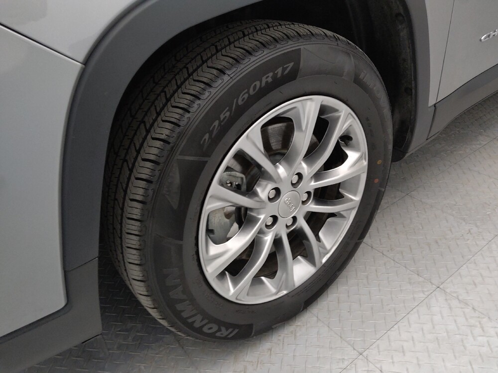 2019 Jeep Cherokee in St. Louis, MO 63136 - 18123761 31