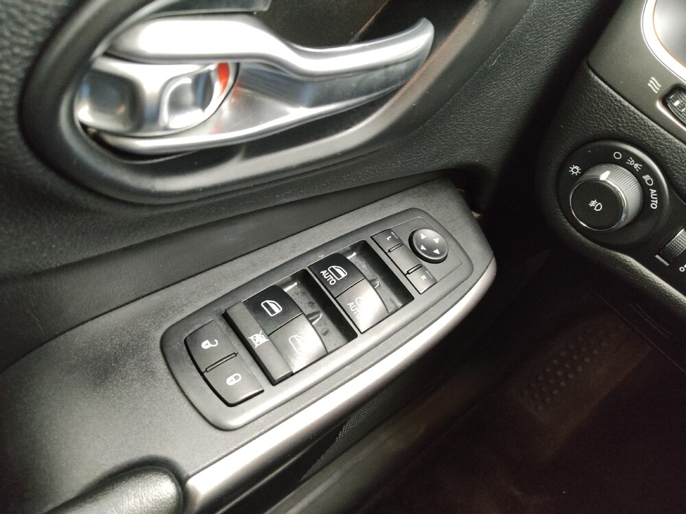 2019 Jeep Cherokee in St. Louis, MO 63136 - 18123761 27