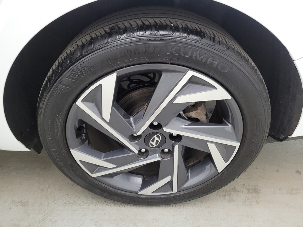 2025 Hyundai Elantra in Cincinnati, OH 45255 - 18123844 31