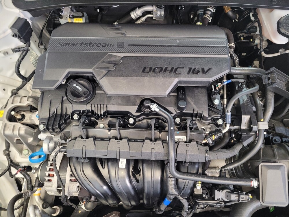 2025 Hyundai Elantra in Cincinnati, OH 45255 - 18123844 30